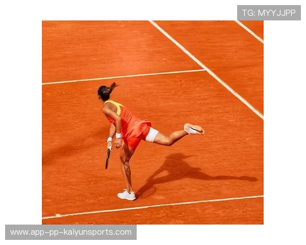 网球巨星怒摔球拍