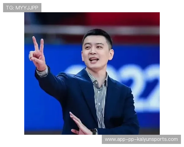 杨鸣签名不断,辽宁启程鞍山热身赛,老将新星齐上阵,杨鸣辽宁教练图片 杨鸣签名不断,辽宁启程鞍山热身赛,老将新星齐上阵,杨鸣辽宁教练图片